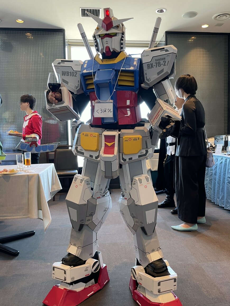 二次会にガンダムのモビルスーツで参加