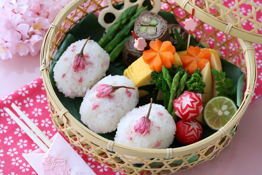 お花見ではちょっと豪華なお弁当も