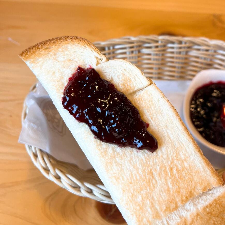 パンに塗られたブルーベリージャム
