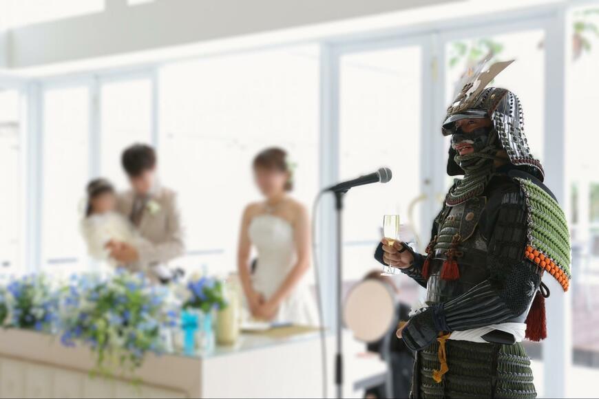 甲冑姿で乾杯の挨拶をする兄