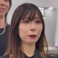 「頬骨の出っ張りが気になる」女性がウルフカットで顔まわりをカバー。セットも簡単なスタイルに