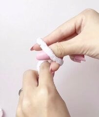 【100均DIY】ダイソーの「毛糸・リボン〉で可愛いブランケットが指編みで完成　「指だけで作るのすごい！」