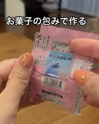 【100均DIY】お菓子の包みとくるみボタンキットを活用してマグネットを作成。レジンでコーティングしてツヤを出し、身近な素材で自分好みの雑貨を手軽に楽しむ工夫