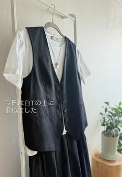 【60代マダム】白×紺の「スカートコーデ」がおしゃれ！ZARAのリネンベストを重ねた今っぽい着こなしに「素敵です」の声