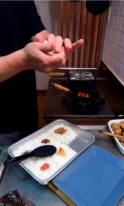 6種の具材でおにぎりが握られていく