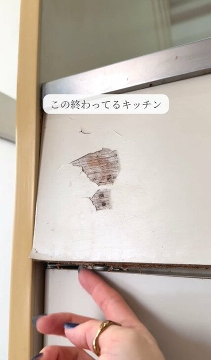 【100均で補修DIY】木くずがボロボロ落ちてくる劣化したキッチン合板→100均アイテムで簡易補修！
