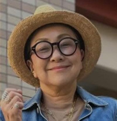 【64歳マダム】デニムジャケット×迷彩柄のロングスカートで「カジュアルコーデ」手首・足元までこだわるおしゃれが素敵