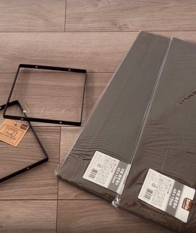 【100均DIY】セリアの〈焼き目付き木板・鉄製スクエアブラケット・プッシュピン〉で→便利な〈ミニ壁面収納〉をDIY