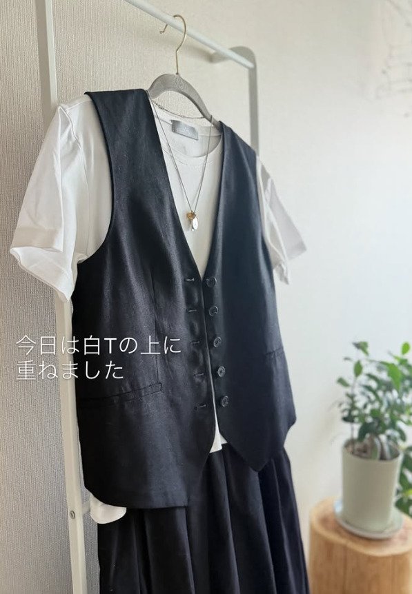 【60代マダム】白×紺の「スカートコーデ」がおしゃれ！ZARAのリネンベストを重ねた今っぽい着こなしに「素敵です」の声