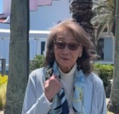【91歳マダム】上品「水色コーデ」が気品たっぷり！大人の華やかさに「スカーフが素敵」絶賛の声