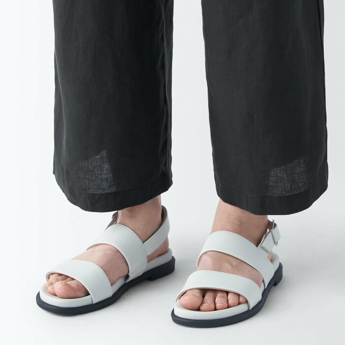 バックルで調節可能なストラップ