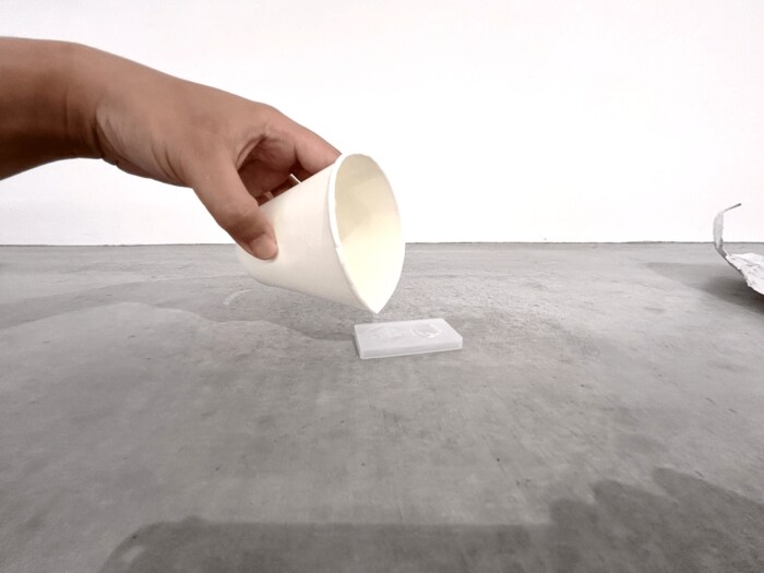 せっけんのもとを型に流す様子