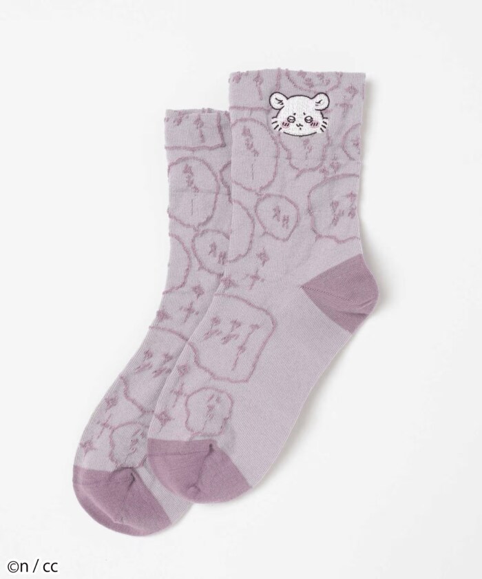 ソックスの表面には、立体的でインパクト大なセリフ柄を採用