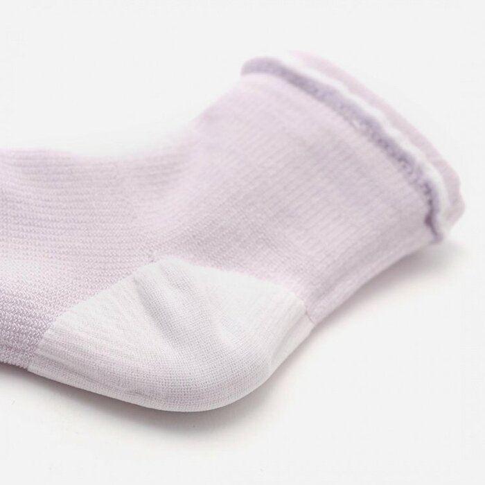 かかと部分の内部に施された保湿シートが、乾燥を防ぎます