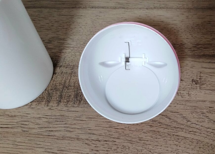 筆者撮影（セリア、ふた付 卓上ゴミ箱 ねこ）