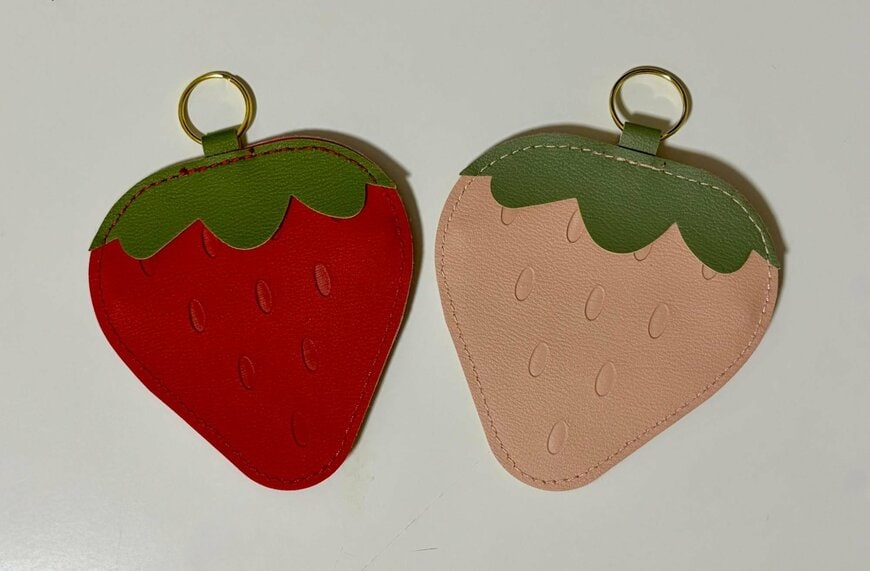 筆者撮影（キャンドゥ、合皮コインケース リング付 イチゴ形）