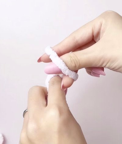 【100均DIY】ダイソーの「毛糸・リボン〉で可愛いブランケットが指編みで完成　「指だけで作るのすごい！」