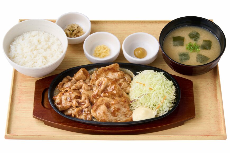 出所：株式会社プレナス「「やよい軒」　こだわりの特撰シリーズ　“三元豚”の奥深い旨さを食べ比べ！生姜の風味がアップしたコク深い特製たれで堪能　『～三元豚使用～ロースとバラの極みしょうが焼定食＊』」