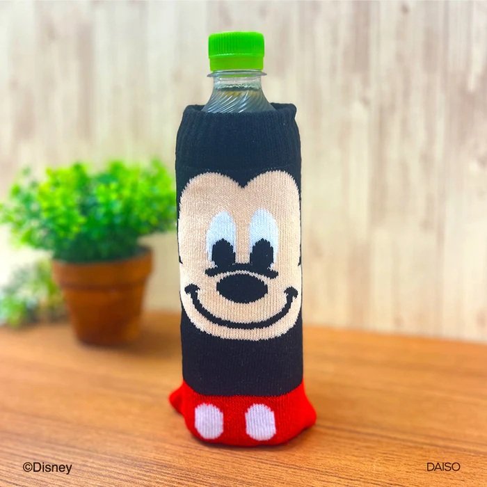 出所：ダイソー公式　のびるニットボトルホルダー（ミッキーマウス）