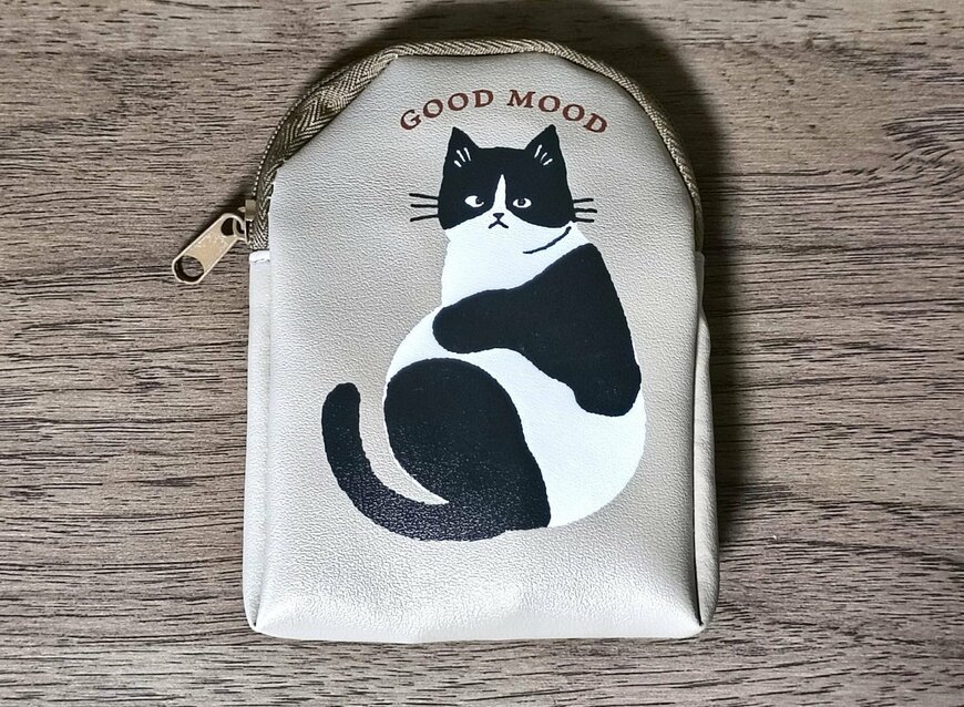 筆者撮影（セリア、合皮アーチ形ポーチ ねこ柄）