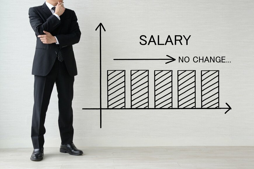 ビジネスマンと変化のない給与グラフの写真