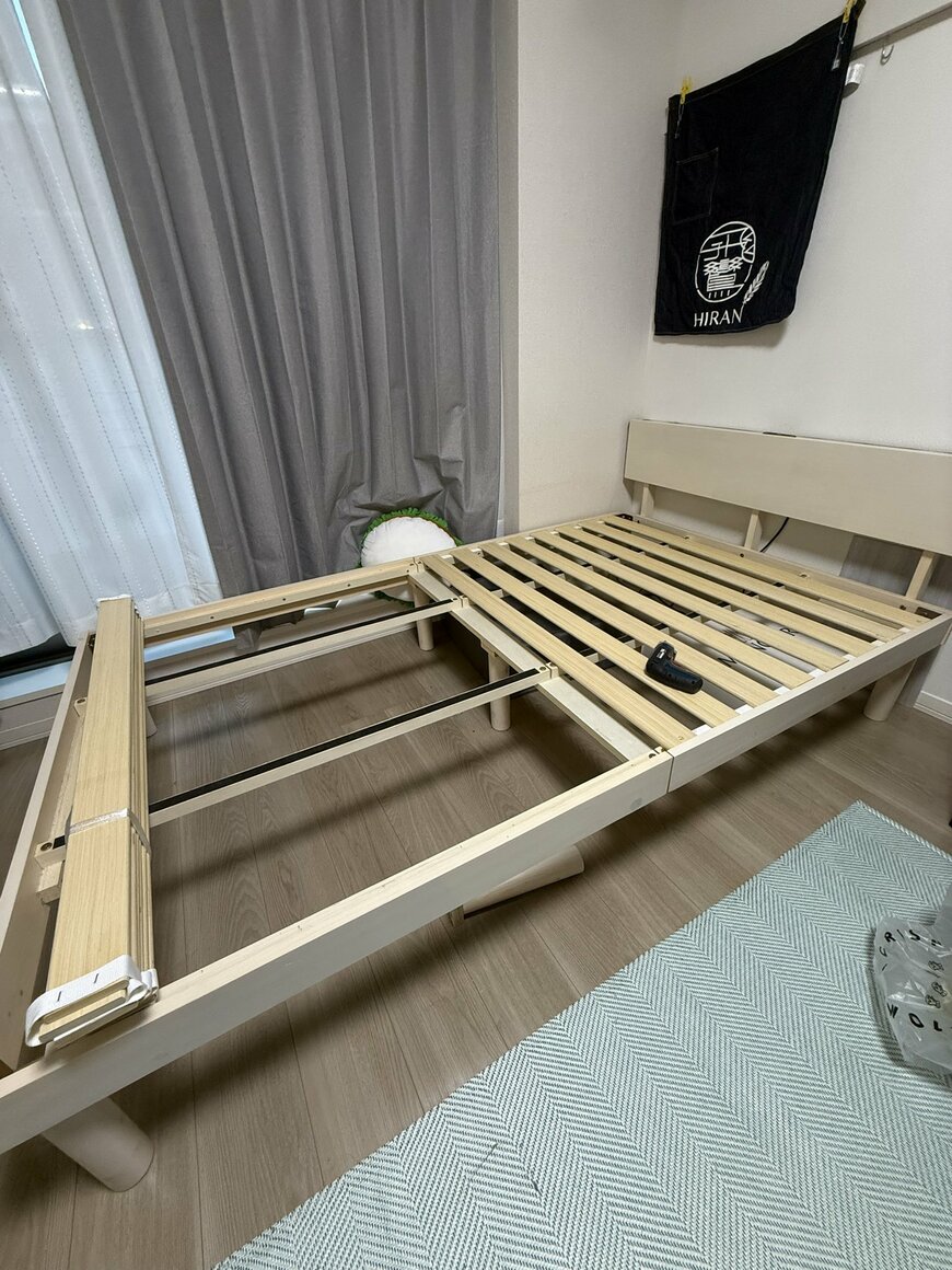 解体中のベッドフレーム