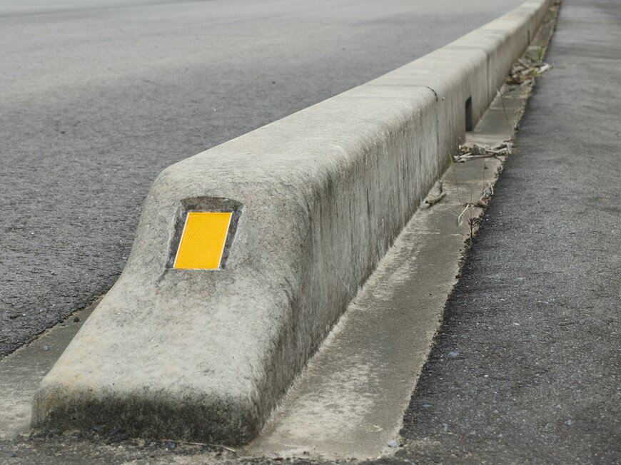 新幹線に見える歩道の縁石