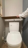 「トイレがお気に入りの場所に！」古くて汚れが気になっていたトイレタンク…木の風合いを感じるタンクレス風にリメイク
