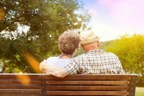 現シニア世代「年金だけで生活できない」約4割に…【70歳代夫婦世帯】老齢年金と生活費はいくら？貯蓄額も見る！