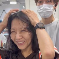 【激変】ハチの張りに悩む女性が「外ハネヘア」で大変身！仕上がりに「カッコいい」と大喜び