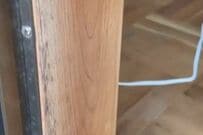 カビが発生した「窓周りの柱」が大変身　「紙やすりと蜜ろうワックス」でピカピカに…