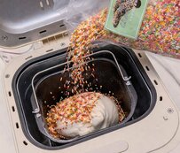 パン生地にカラースプレーを入れて焼いた妻　予想外の結果に「単色になるかと」「ちゃんぽん天そっくり」