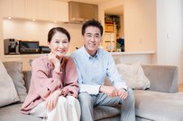 70歳代夫婦世帯の平均貯蓄額は1757万円！中央値はいくら？「厚生年金・国民年金」の平均月額もチェック