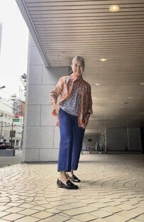 【70代マダム】スタイリストのペイズリー柄×ボーダーコーデが素敵　「真似します」「かわいい」
