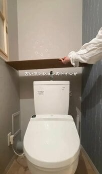 「トイレがお気に入りの場所に！」古くて汚れが気になっていたトイレタンク…木の風合いを感じるタンクレス風にリメイク