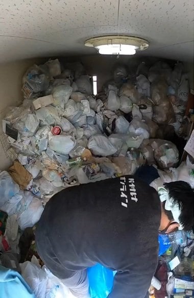 変身前のゴミに埋もれた部屋