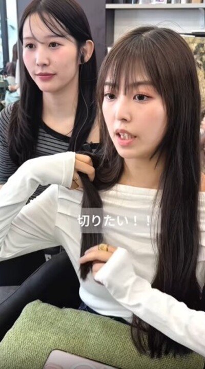 お腹のあたりまで伸ばした髪の毛が印象的
