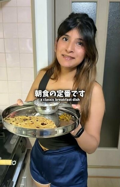 完成したパラタを手に「朝食の定番です」