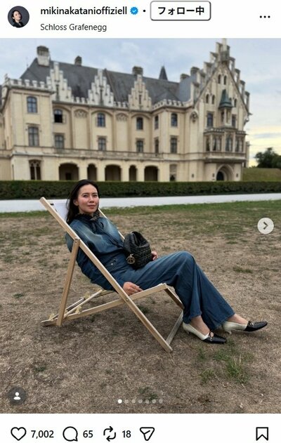 中谷美紀のInstagram投稿（お城を背景にしたデニムコーデ）
