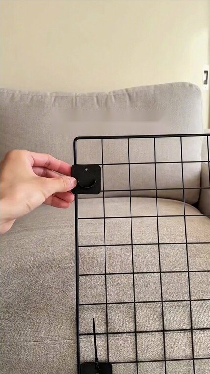 【100均DIY】DAISOの突っ張り棒とワイヤーネットで作る「ソファ横の収納棚」に反響