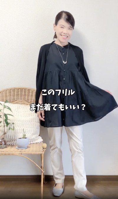 【60代マダム】が着こなすUNIQLO〈ノースリーブ黒ブラウス〉→しまむらの白パンツと合わせた上品なモノトーンコーデが素敵