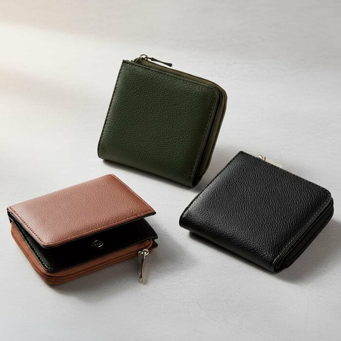 小銭入れがファスナー仕様の「シュリンクタッチLF折り財布（980円）」