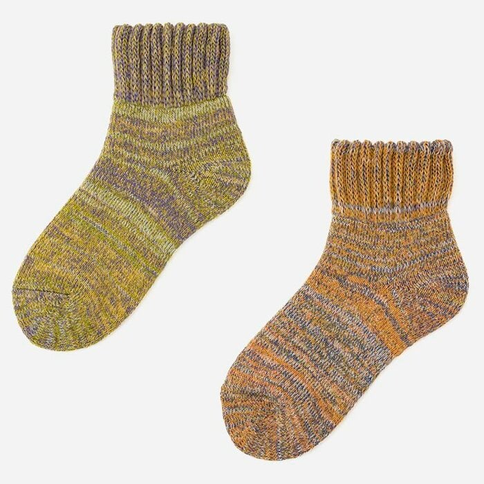 4色の糸が使われた、絶妙なミックスカラーの靴下