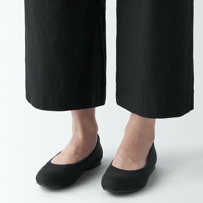 無印良品、疲れにくい撥水リネン混フラットシューズ着用例画像