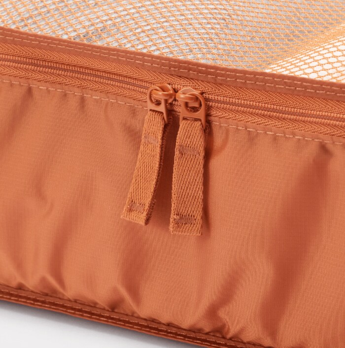 上面がメッシュなので開けなくても中身がわかりやすく、通気性も良好