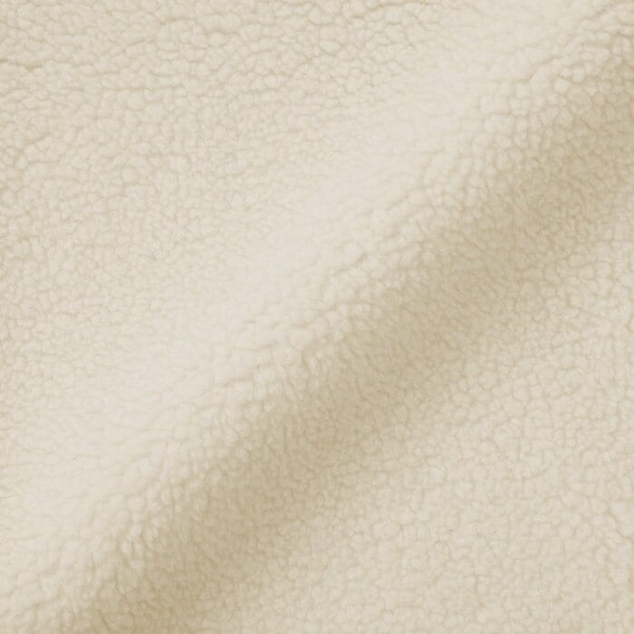 表面はふわふわのボアフリース、裏面は毛足の短いマイクロフリース素材を使用