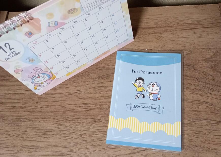 出所：筆者撮影（ダイソー、卓上カレンダー（I'm Doraemon）・A6スケジュール帳（I'm Doraemon））