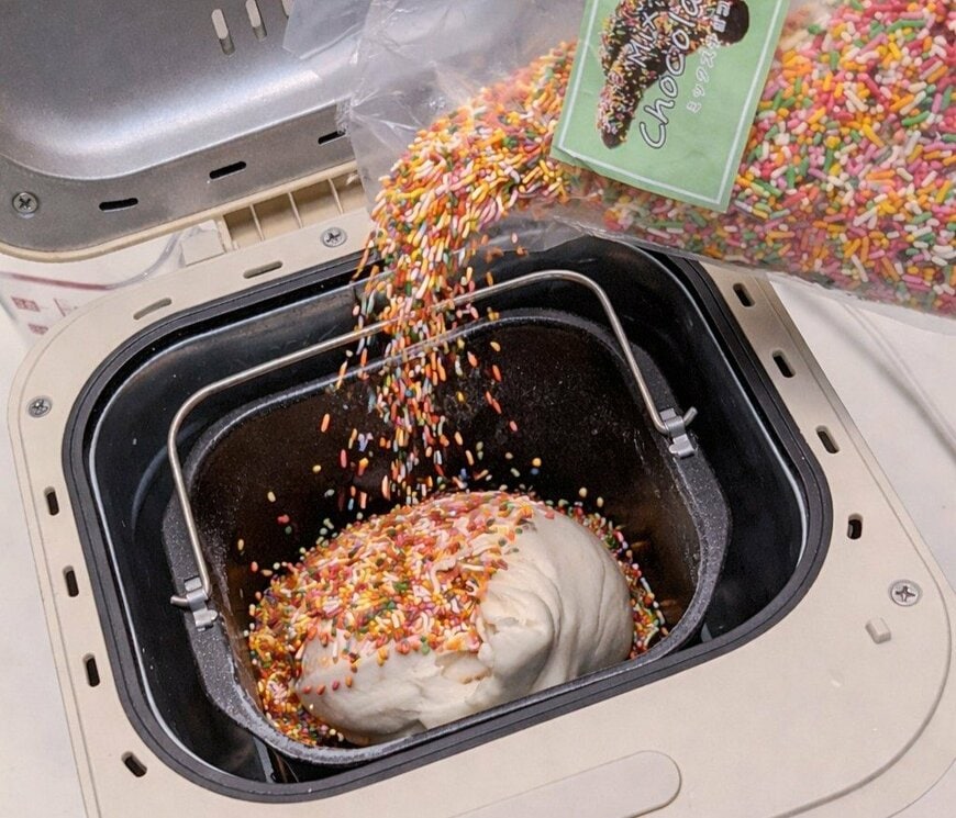 パン生地にカラースプレーを入れて焼いた妻　予想外の結果に「単色になるかと」「ちゃんぽん天そっくり」