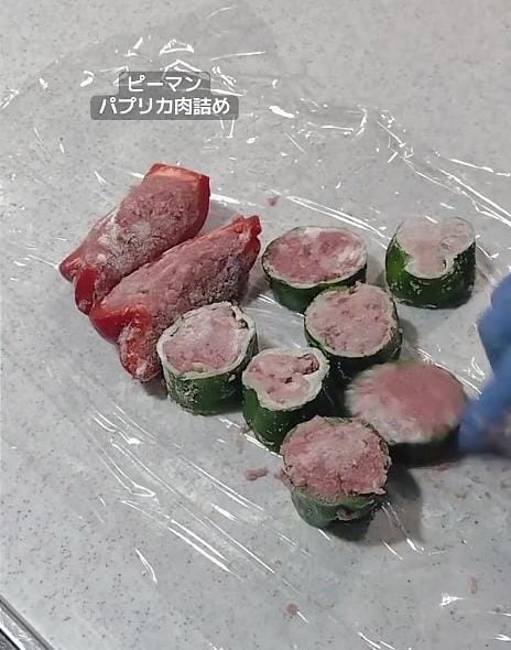 看護師が働きながら家族の弁当を作り続ける。ピーマンとパプリカの肉詰め弁当に、宮城名物の笹かまぼこも