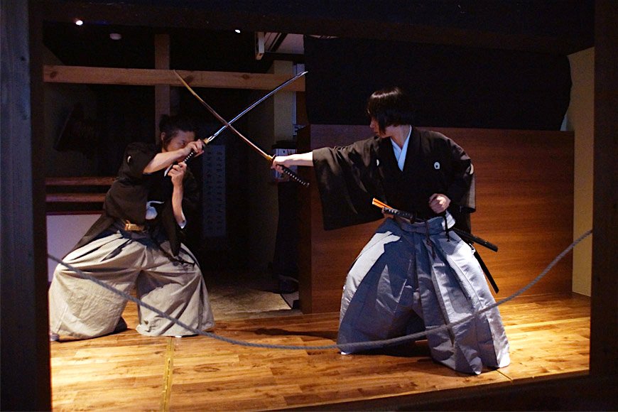 天心流の古武術は狭い店内でも威力を発揮する